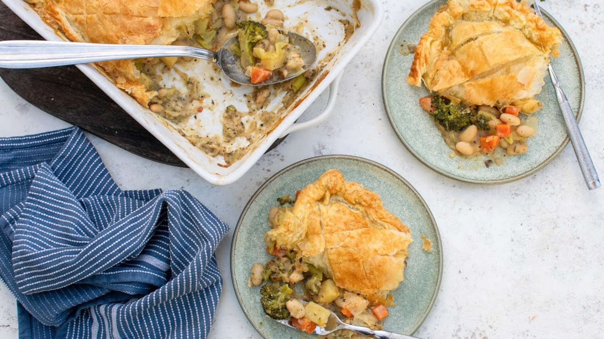 Video thumbnail for Vegan Creamy Vegetable Pot Pie Recipe