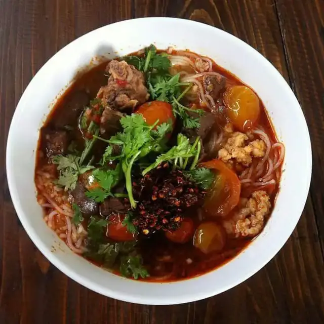 Video thumbnail for Khanom Chin Nam Ngiao –Noodle Soup