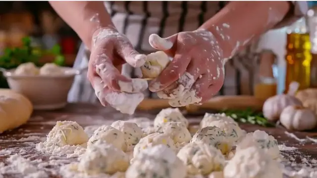 Video thumbnail for Hot Honey Ricotta Stuffed Garlic Knots – Easy Homemade Recipe