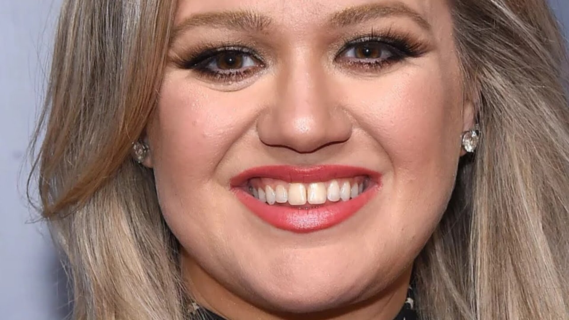 Video thumbnail for Kelly Clarkson Bloopers That Make Us Love Her Even More