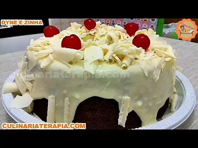 Video thumbnail for Aprenda Como Fazer Bolo de Chocolate Fácil e Rápido com Cobertura Cremosa de Leite - Choconinho