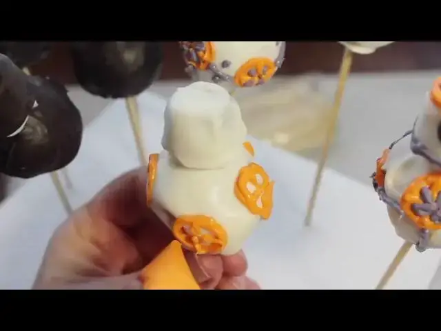 'Video thumbnail for How to Make Star Wars BB 8 VS BB 9E Cake Pops'