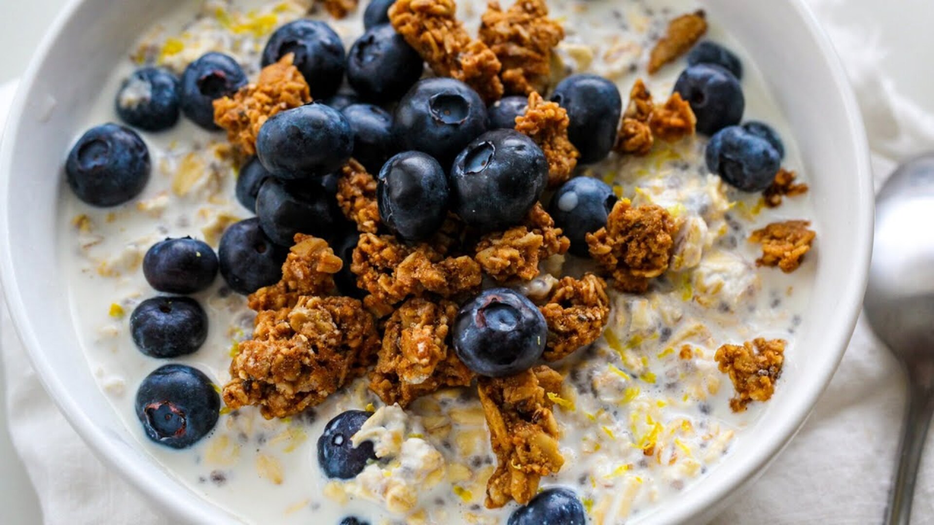 Video thumbnail for Blueberry Lemon Overnight Oats Recipe