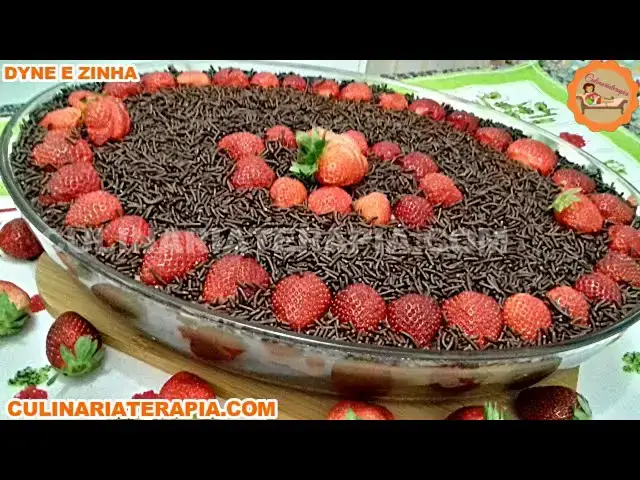 Video thumbnail for COMO FAZER BOLO DE CHOCOLATE ALAGADO CREMOSO COM MORANGOS NA TRAVESSA