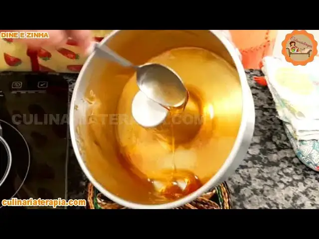 Video thumbnail for COMO FAZER CALDA DE CARAMELO PERFEITA QUE NÃO QUEIMA NÃO AÇÚCARA É MUITO FÁCIL DE FAZER
