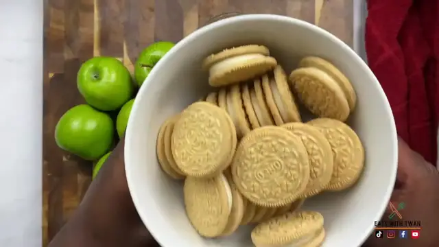 Video thumbnail for How to Make Easy Homemade Golden Oreo Apple Pie  oreo  applepie   dessertrecipes(720P HD)