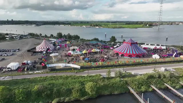 Video thumbnail for Keith Urban Praises Taylor Swift