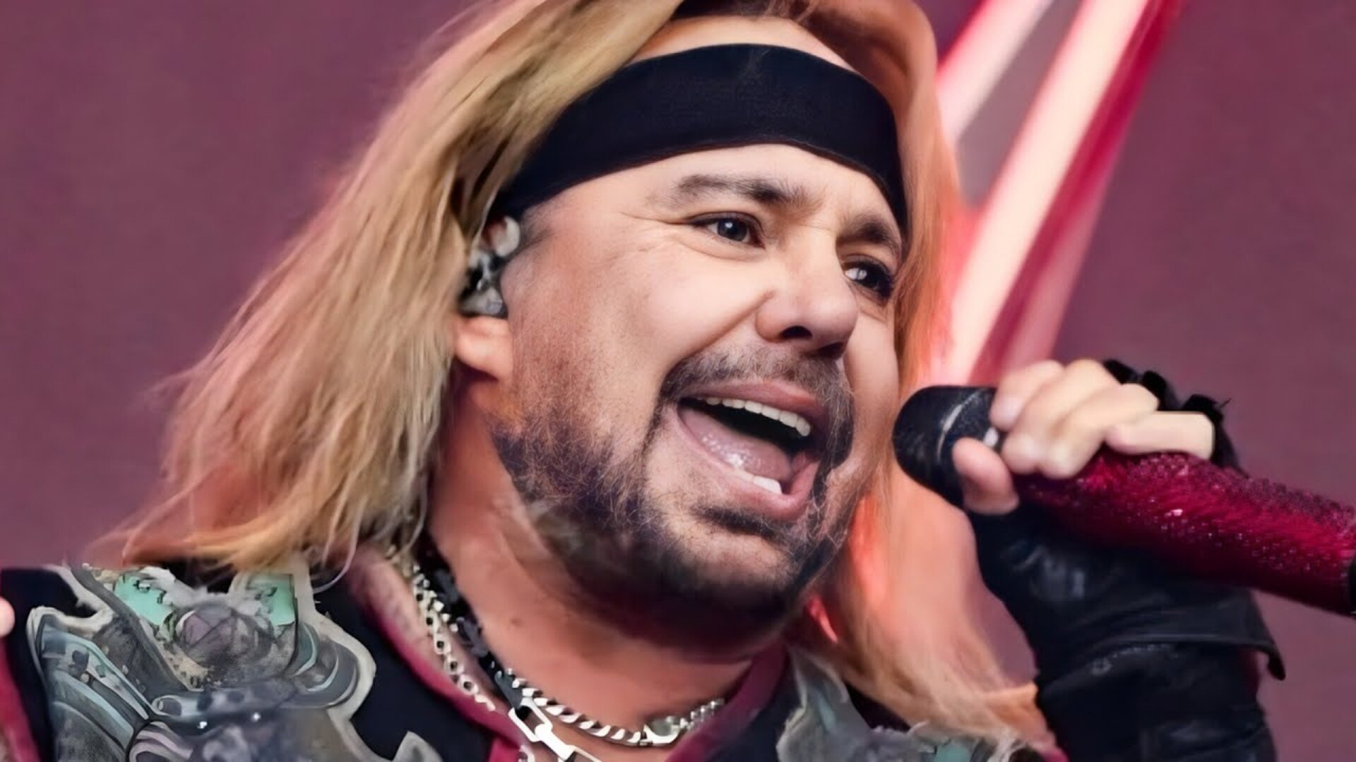 Video thumbnail for 10 Biggest Lip-Sync Scandals In Music History