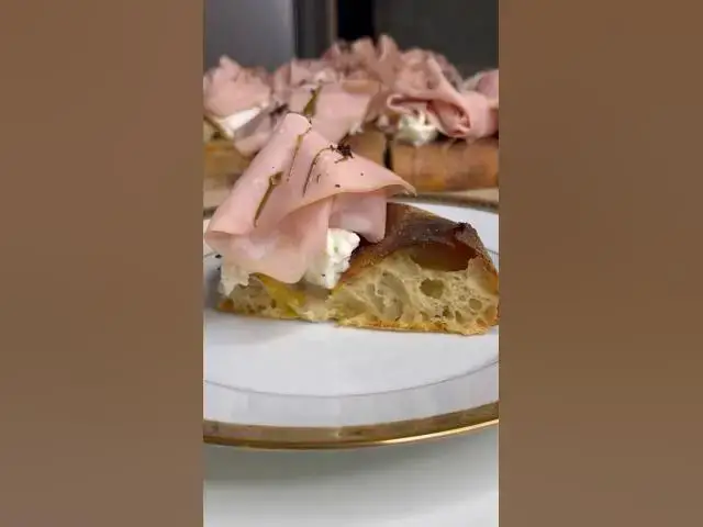 Video thumbnail for PIZZA ALLA PALA, MORTADELLA, MOZZARELLA & TARTUFO @Giorgialadytruffle