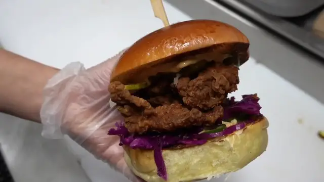 'Video thumbnail for MASSIVE BURGER and COMFORT FOOD HEAVEN at this NYC Restaurant_ Food Vlog _ DEVOUR POWER(720P_HD)'