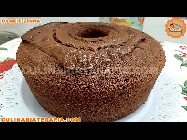 Video thumbnail for Bolo Caseiro Amanteigado de Chocolate Super Fofinho Rápido e Fácil - Dyne e Zinha