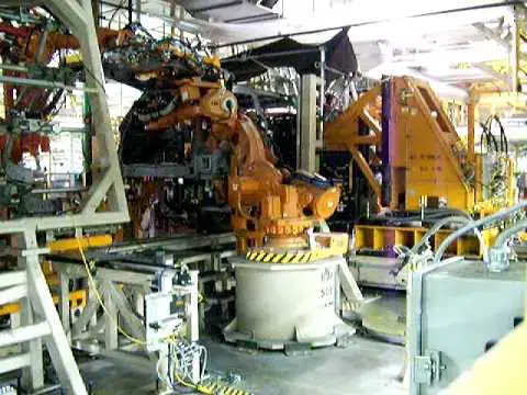 Video thumbnail for Chrysler Minivan gets its tailgate at Windsor Assembly Plant