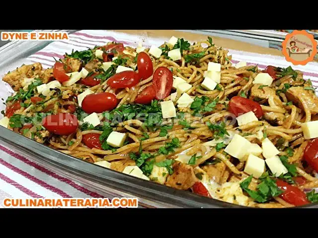 Video thumbnail for FRANGO COM MACARRÃO DE UM JEITO DIFERENTE MUITO SABOROSO E SUPER ÚMIDO - Dyne e Zinha