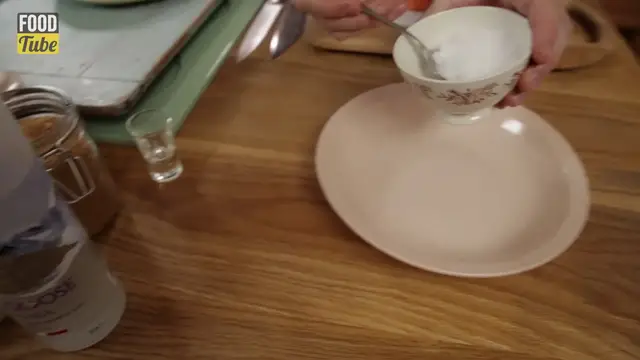 Video thumbnail for Jamie's Perfect Party Food ; Salmon Gravadlax (11)