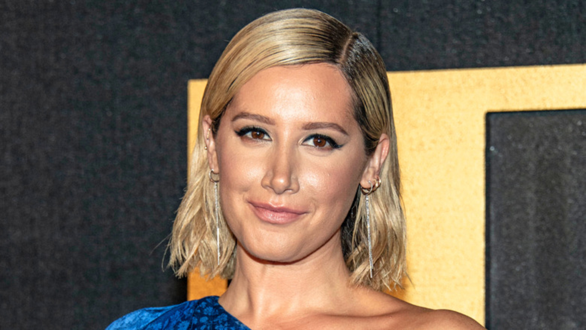Video thumbnail for Ashley Tisdale's Face Transformation Is Turning Heads