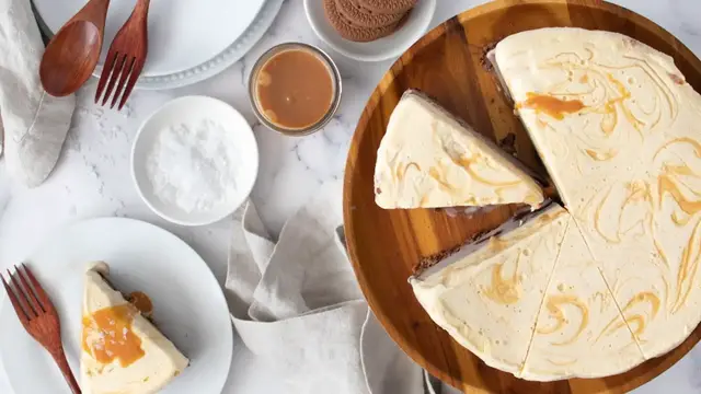 'Video thumbnail for Chocolate And Salted Caramel Ice Cream Cake Recipe'