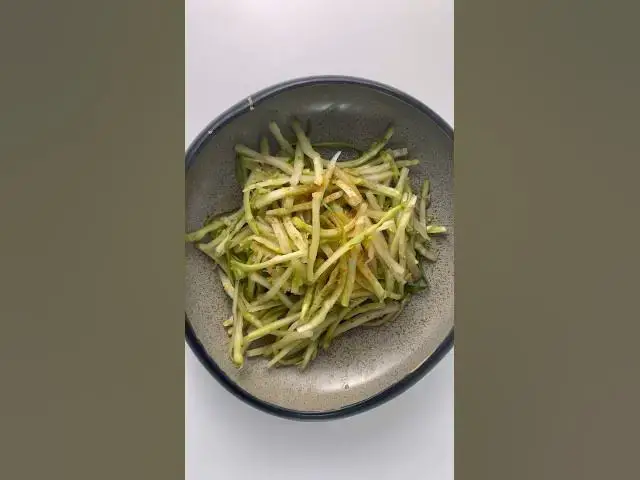 Video thumbnail for PUNTARELLE ALLA ROMANA #cuisineitalienne #recetteitalienne #puntarelle