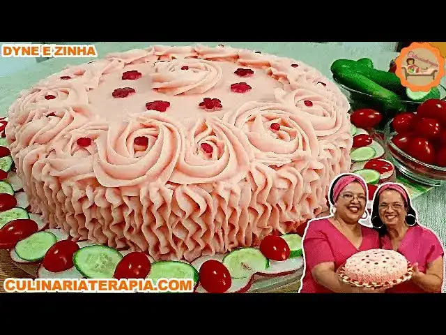 Video thumbnail for TORTA FRIA SALGADA DE FRANGO PARA FESTAS COM COBERTURA ROSA DE CHANTILLY DE PURÉ DE BATATA