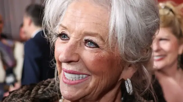 Video thumbnail for Paula Deen's Amazing Weight Loss Transformation Is Turning Heads