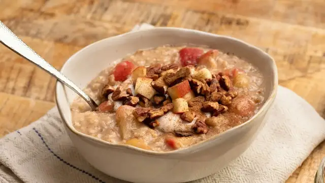 'Video thumbnail for Fall-Worthy Stovetop Apple Cinnamon Oatmeal Recipe'