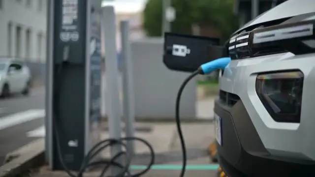 Video thumbnail for El Silencio como Nuevo Lujo Por Qué Compramos Autos Eléctricos de Gama Alta