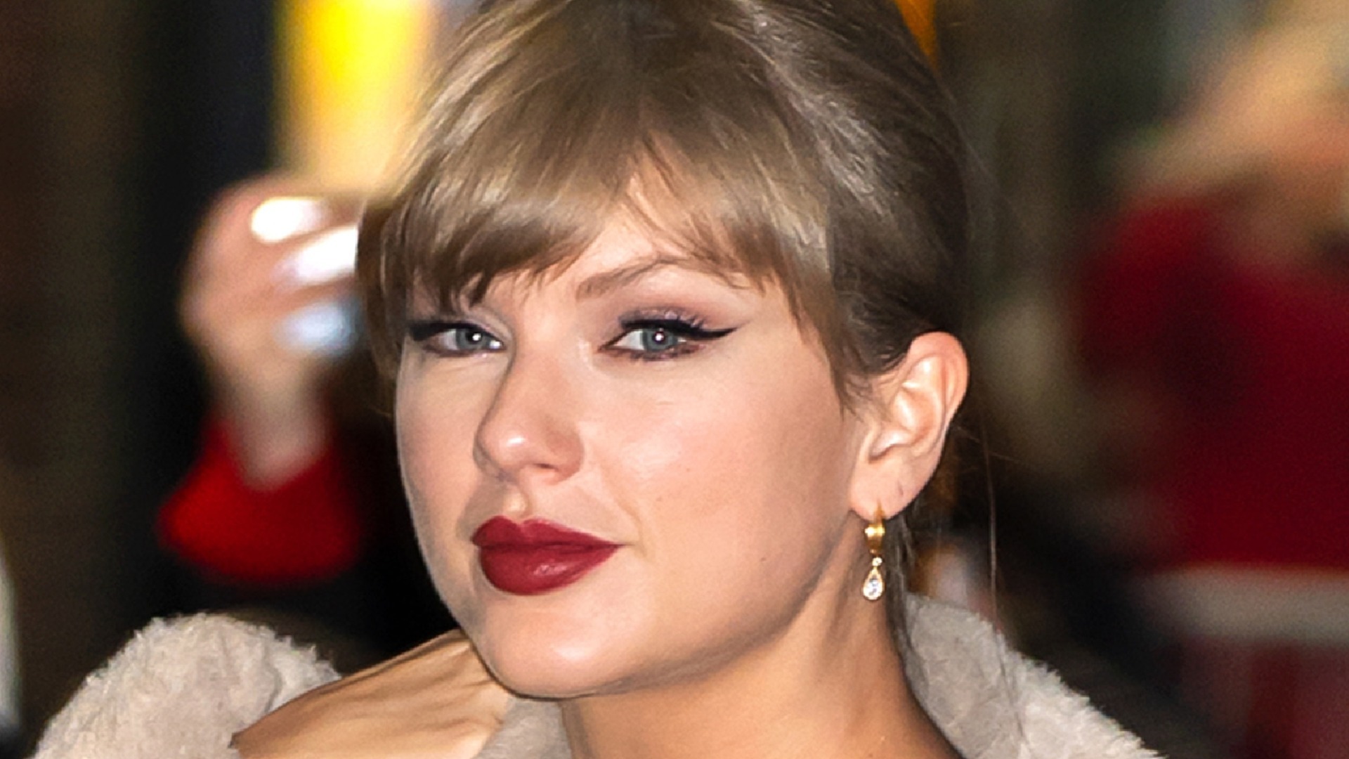 Video thumbnail for Taylor Swift's Face Has Changed, And Fans Are Taking Notice