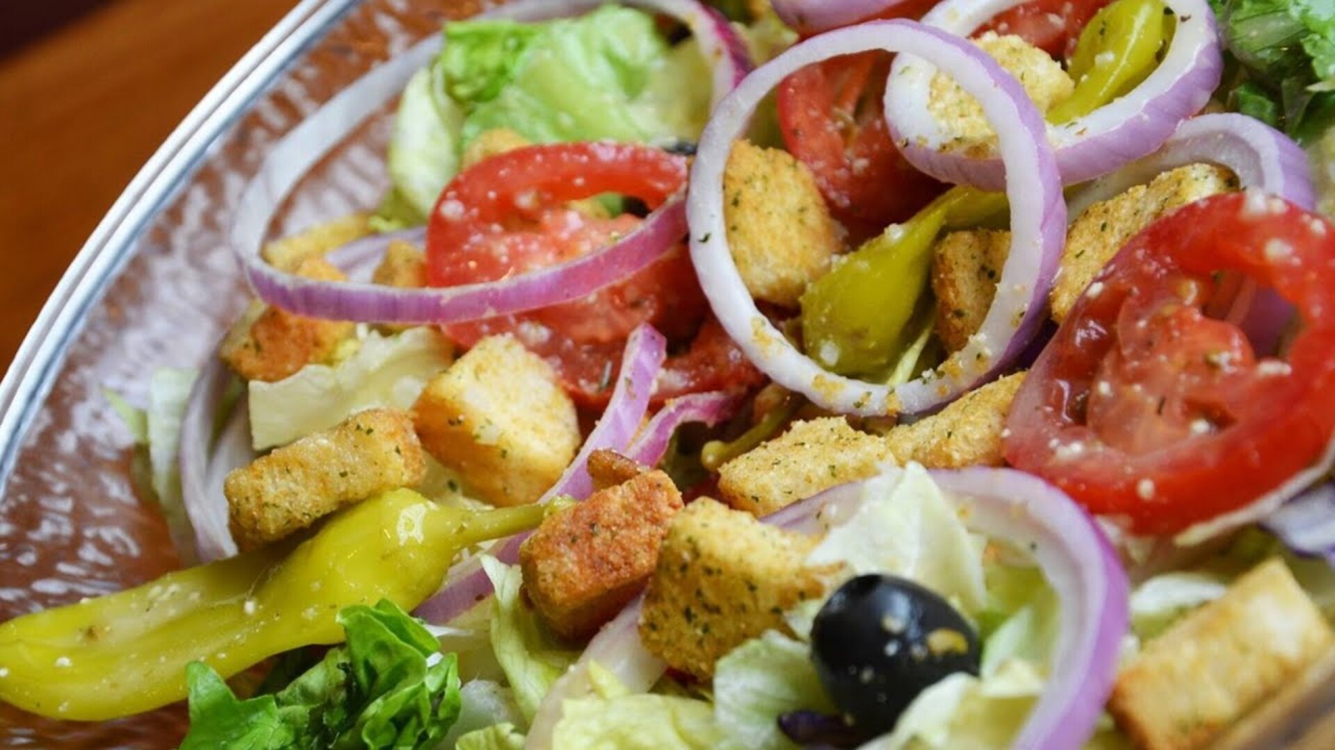 Video thumbnail for Here's What Really Makes Olive Garden's Salad So Delicious