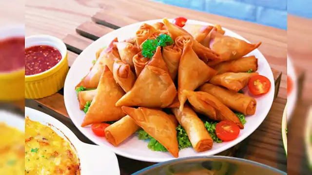 Video thumbnail for Spicy Samosa Spring Rolls_ A Crunchy Twist