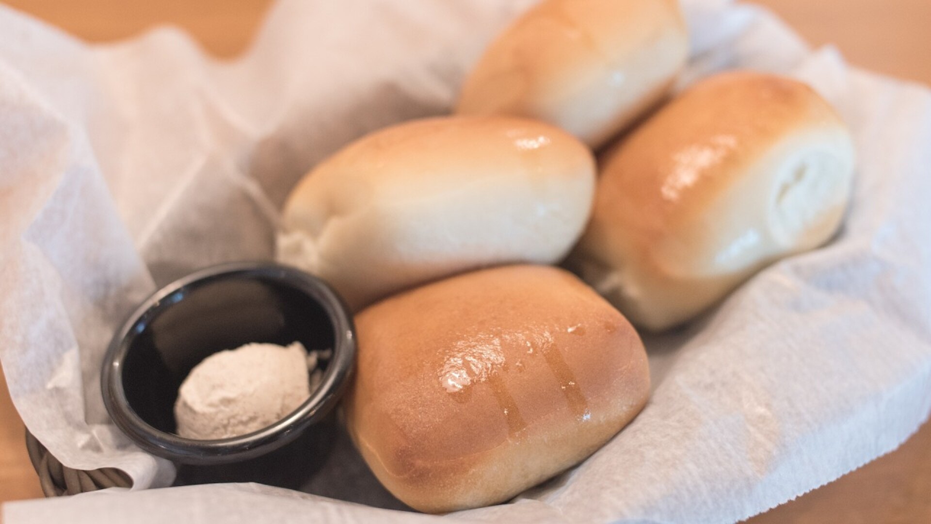 Video thumbnail for Steakhouse Chains With The Absolute Best Free Bread