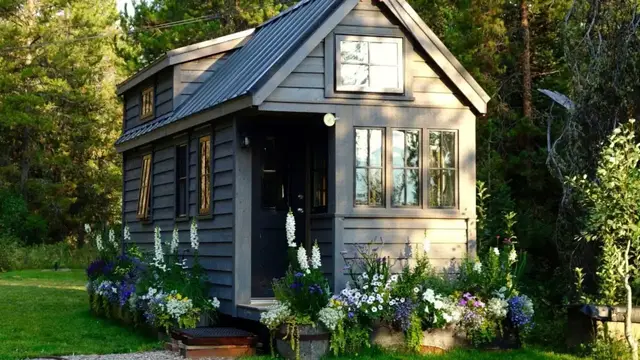 'Video thumbnail for 3 Best And 3 Worst Things About Living In A Tiny House'