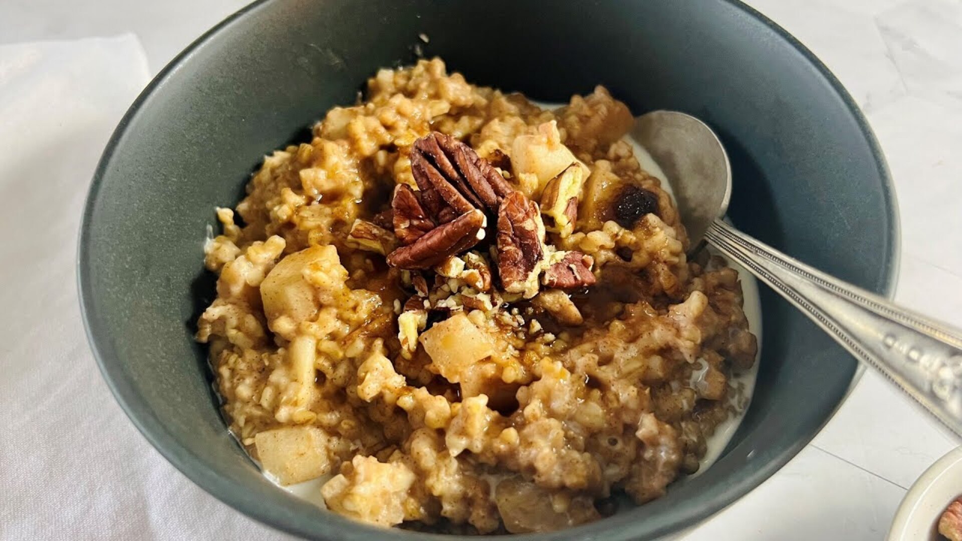 Video thumbnail for Apple-Cinnamon Slow Cooker Steel-Cut Oatmeal Recipe