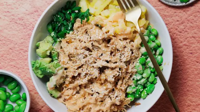 'Video thumbnail for Crockpot Hawaiian Shredded Chicken Bowl Recipe'