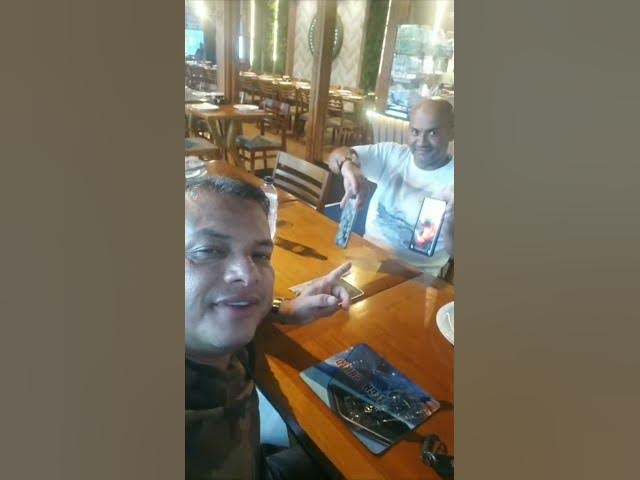 Video thumbnail for Dois amigos satisfeitos com a nossa mais alta tecnologia emblindagem de tela decelular.