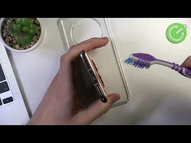 Video thumbnail for How to Clean USB Port on HUAWEI Mate 50 Pro by using Household Items - Use Toothbrush
