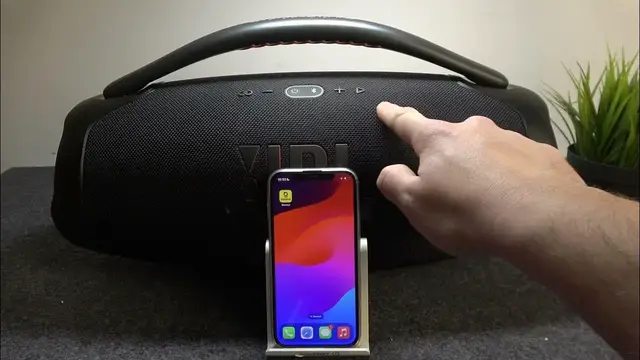 Video thumbnail for How to Turn On & Turn Off the JBL Boombox 3 Speaker