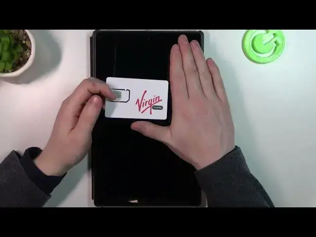 Video thumbnail for Amazon Fire HD 10 tablet size comparison with a human hand