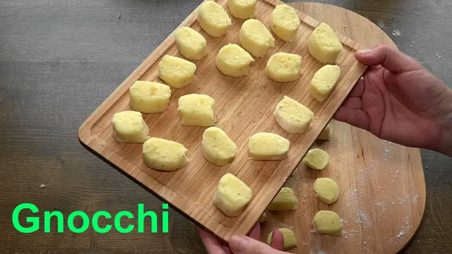 Video thumbnail for Gnocchi selber herstellen