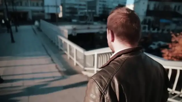 Video thumbnail for Mom Has No Idea Why Vacation Photo Went Viral, Then She Sees The Background