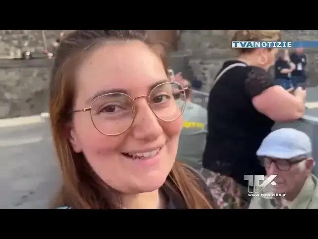 Video thumbnail for Adrano in attesa del concerto di Sal Da VInci. Parlano i primi fan giunti in città