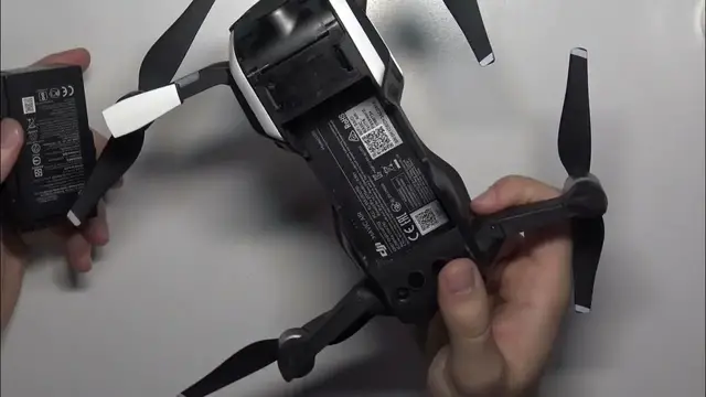 Video thumbnail for How to Remove & Attach Battery in DJI Mavic Air?
