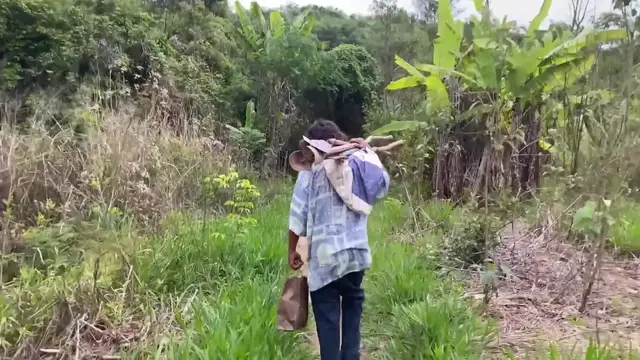 Video thumbnail for He has lived isolated in the woods for 40 years without electricity or water.