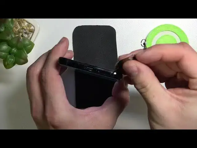 'Video thumbnail for Is the Samsung Galaxy S22 compatible with microSD cards?'
