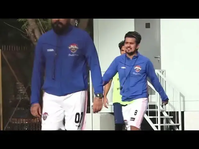 'Video thumbnail for Abhimanyu Dassani & Others Play Footaball Practice Match At Juhu'