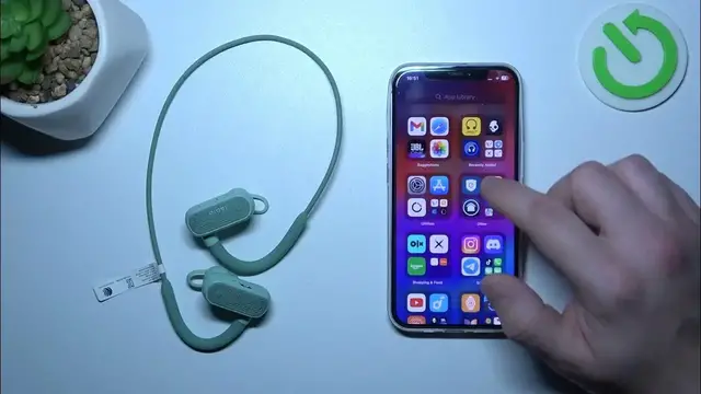 Video thumbnail for How to Activate Find My Jabra for Your Elite Active 45e Headphones