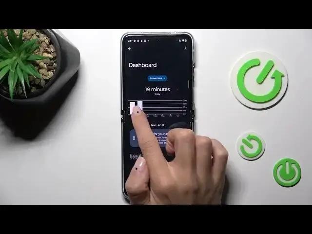 'Video thumbnail for How to Check Total Screen Time on MOTOROLA Razr 40 Ultra - App Screen Time'