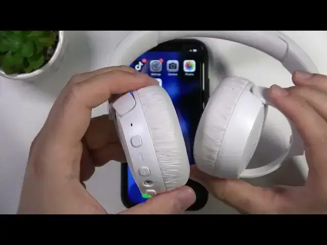 Video thumbnail for How to Pair JBL Tune 660NC with iPhone / iPad?