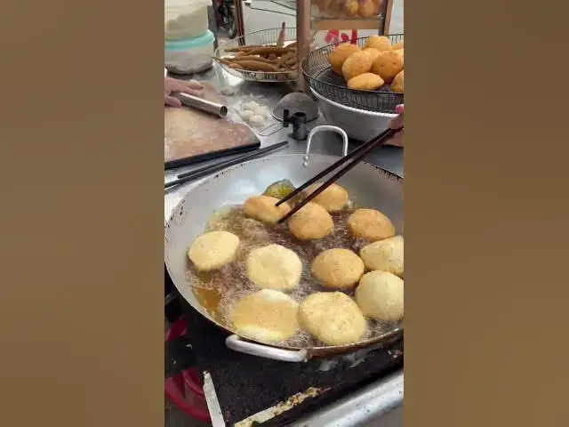 'Video thumbnail for Vietnamese Sesame Donuts | Crispy & Puffy Bánh Tiêu #streetfoodvietnam'