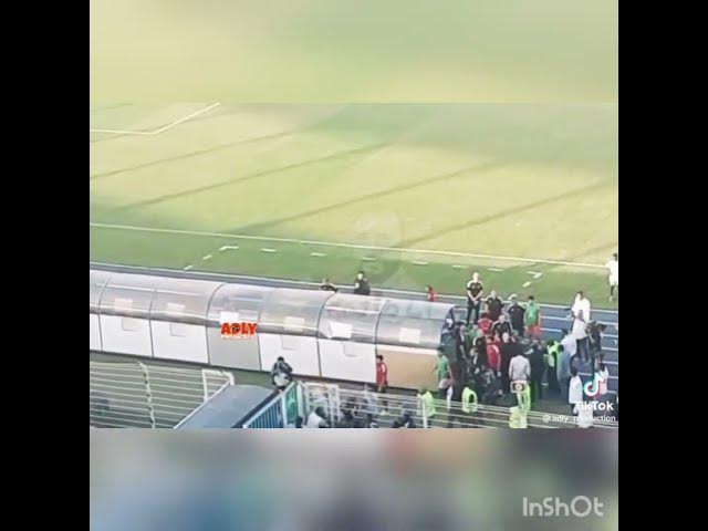 Video thumbnail for اللاعبين محمد هاني وأحمد عبد القادر  يرمون زجاجات مياه علي جماهير الهلال السوداني.