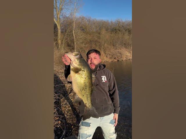 Video thumbnail for 9-Pound Ohio Giant Bass Caught From Shore