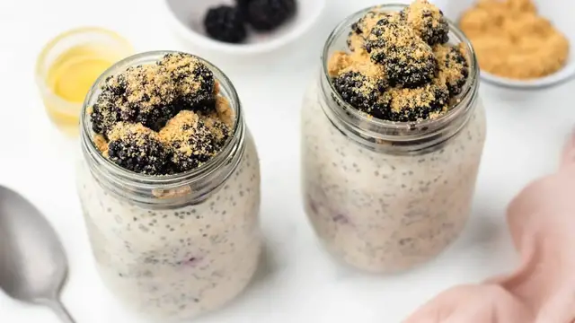 Video thumbnail for Blackberry Cobbler Overnight Oats Recipe